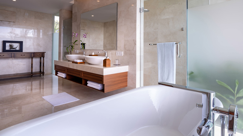 Villa Kailasha - master bathroom with tub